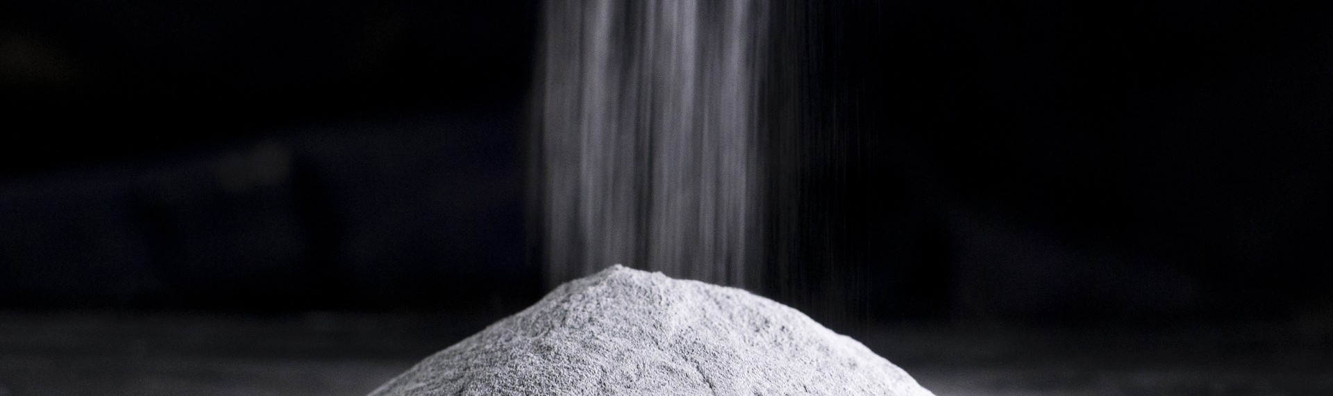 Steel powder falling on a pile of powder