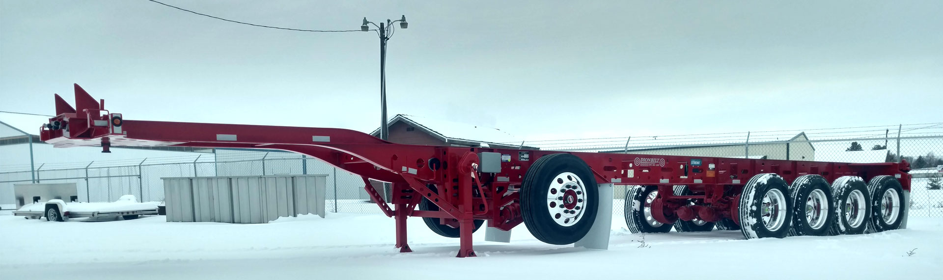 Un telaio per rimorchio lungo e leggero realizzato con Strenx® 100 su un terreno innevato