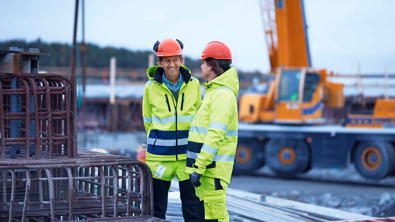 Dos personas hablando en un entorno industrial