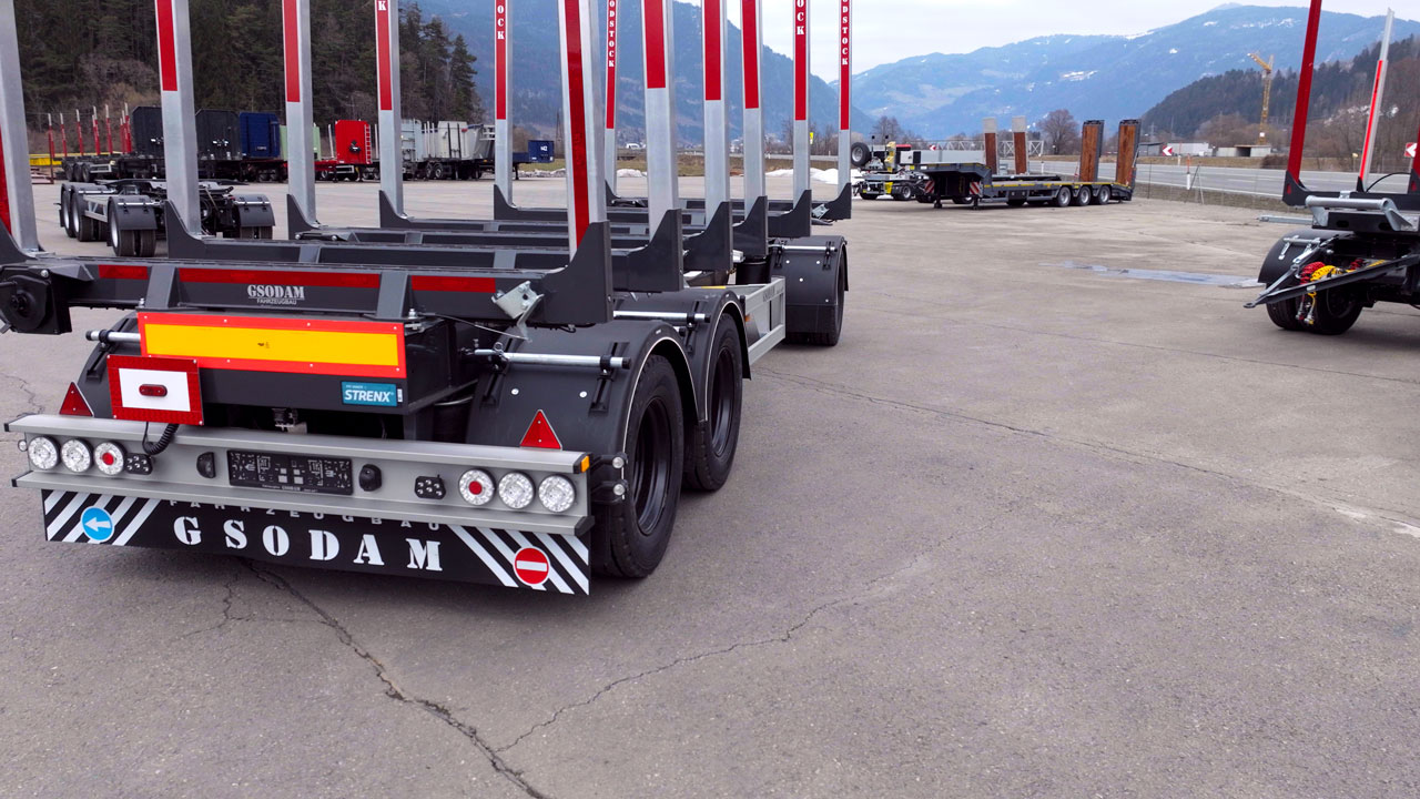Gsodam社の木材トレーラーは、Strenx® 700MC E鋼の採用により、より高い積載能力を実現しています。