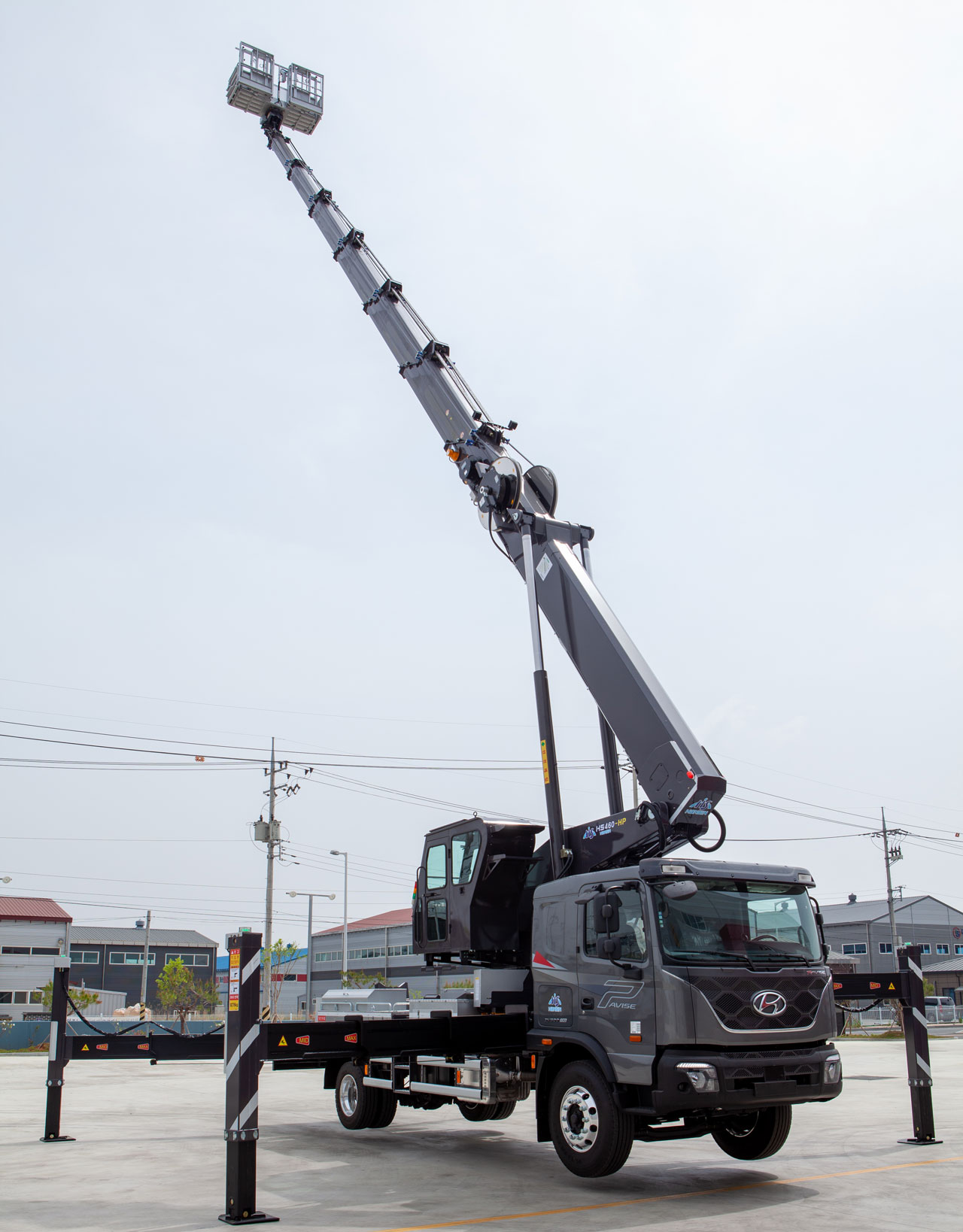 La pluma muy larga de una plataforma aérea montada en camión fabricada con el acero estructural Strenx® elevándose en el cielo.