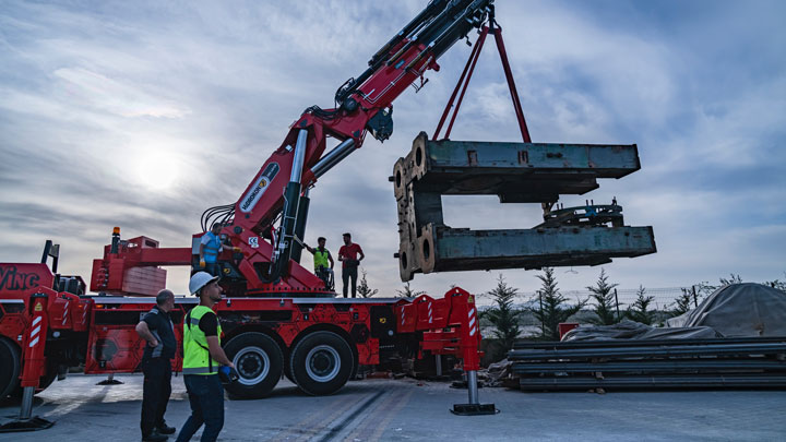 Une grue mobile soulevant une énorme pièce d’acier. Avec l'acier à haute limite élastique Strenx, les flèches de grue peuvent être plus robustes, plus légères et avoir une plus longue portée.