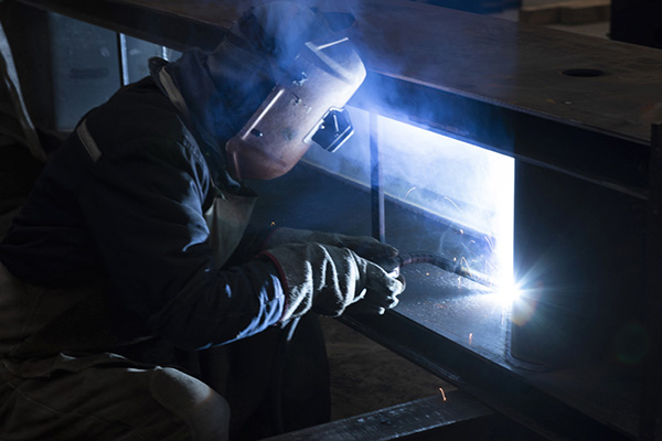 焊工在焊接高强度Strenx®高性能钢