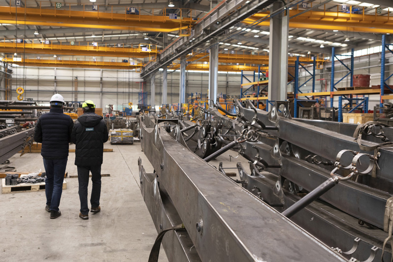 Produzione di pompe a braccio in acciaio altoresistenziale Strenx® in un'officina