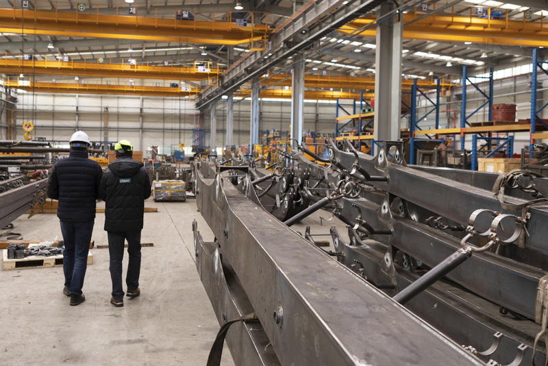 Nagy szilárdságú Strenx® acélból készülő betonszivattyúgémek egy műhelyben