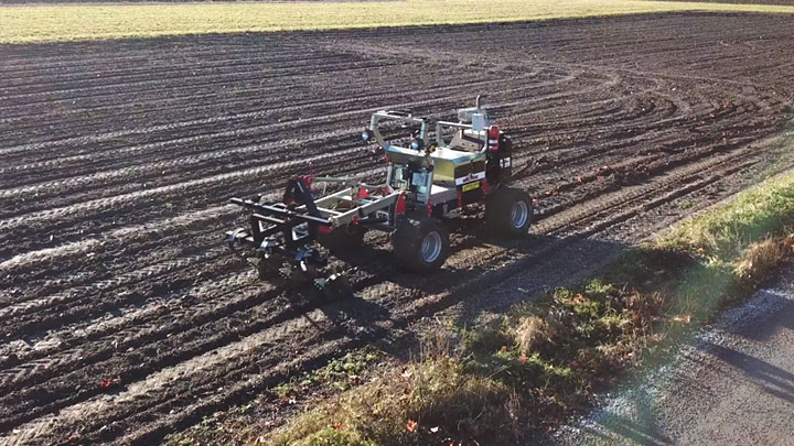 MacTrac est un tracteur guidé par GPS qui effectue ses tâches sans intervention humaine