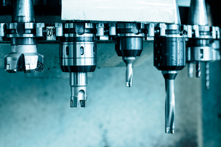 Strenx 기계가공을 위해 여러 개의 드릴이 장착된 CNC 장비.