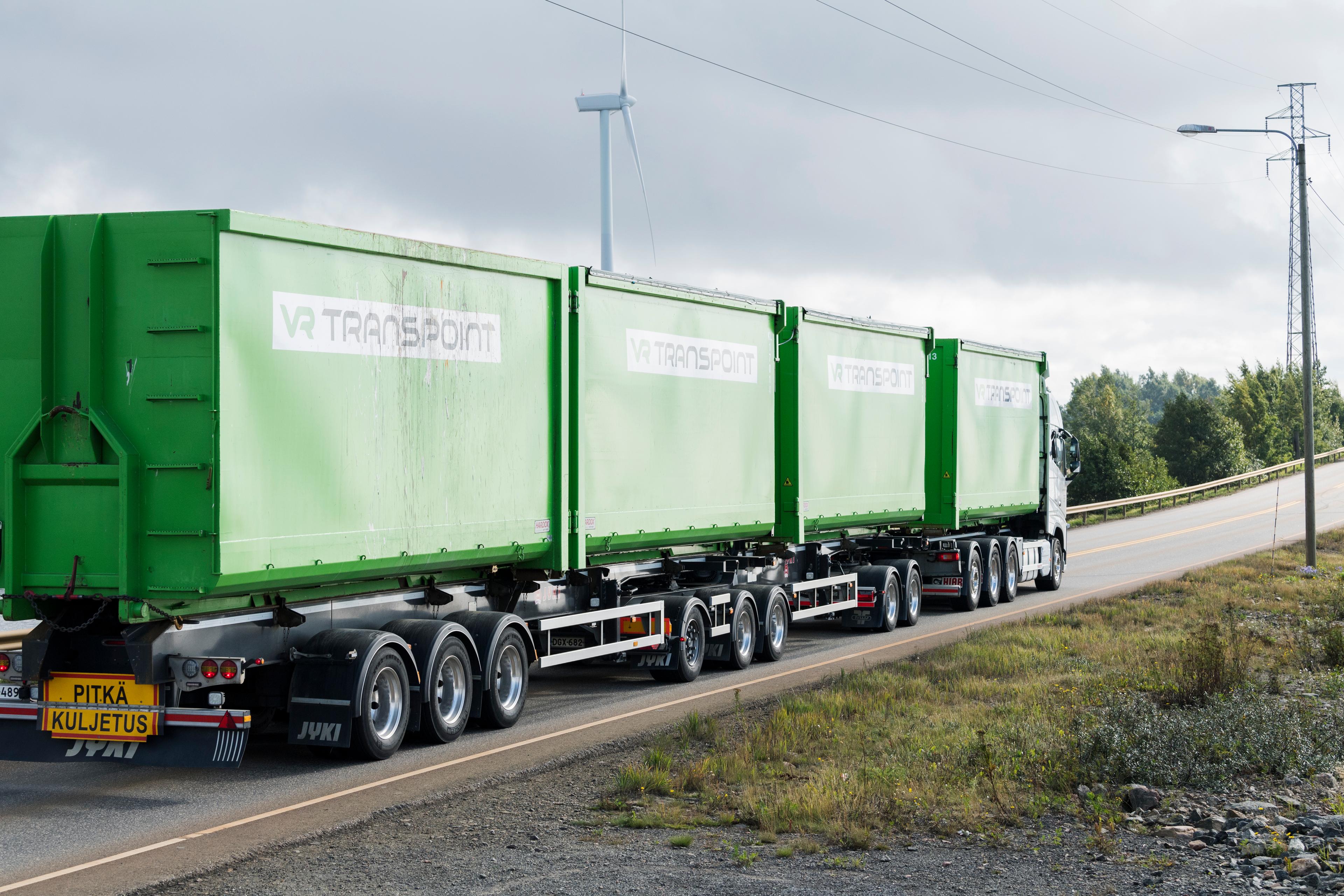 En jättelångtradare på nästan 33 meter transporterar fyra containrar med återvinningsmetall