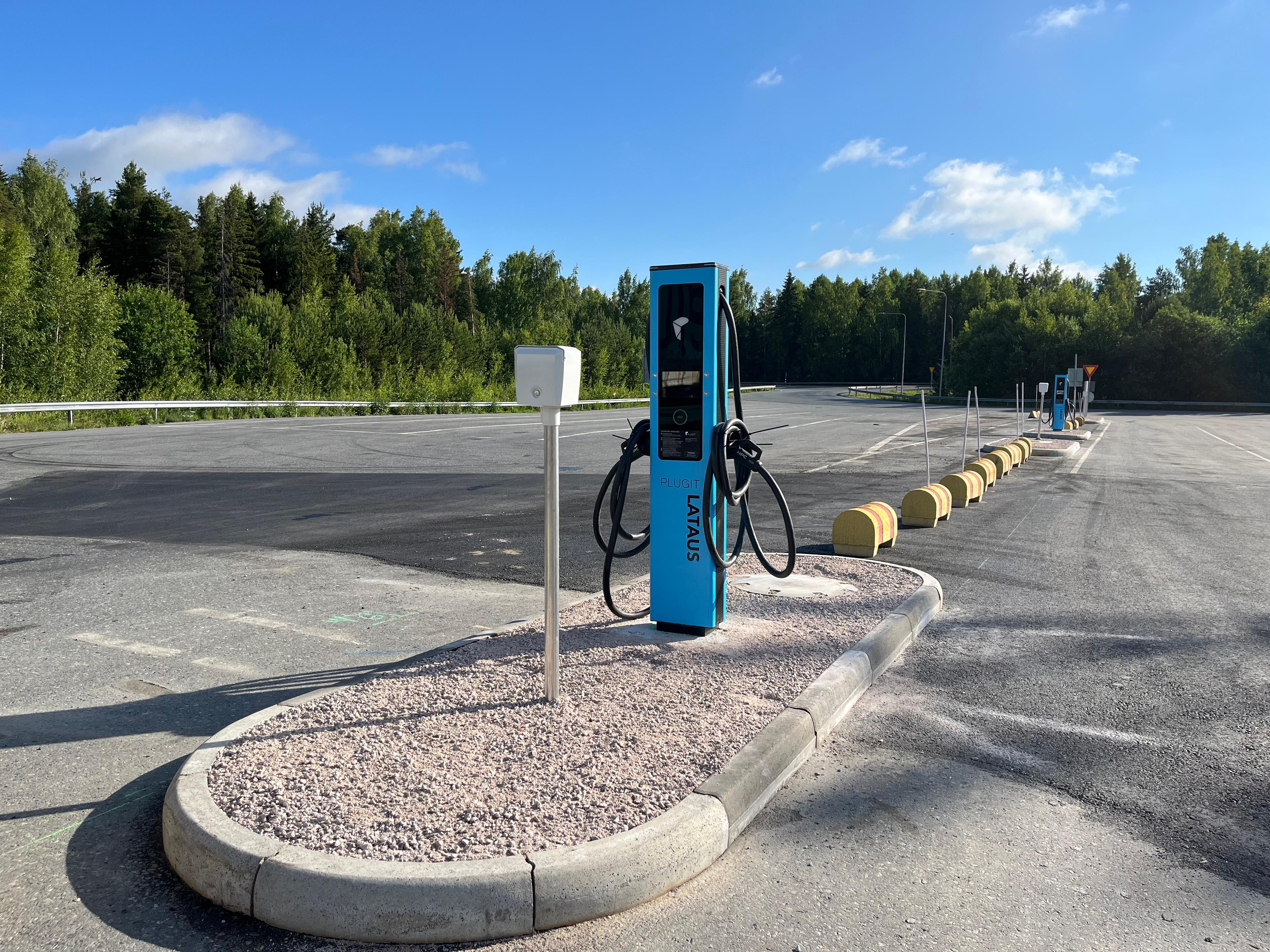 Raskaan sähköisen kaluston latauspisteet käyttöön SSAB:n Hämeenlinnan tehtaalla