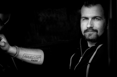 Zeb Haugskott, utilizzatore di macchine Hardox In My Body, mostra un tatuaggio