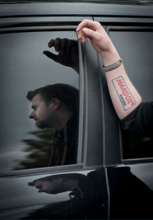 Zeb Haugskott, utilizzatore di macchine Hardox In My Body, mostra un tatuaggio