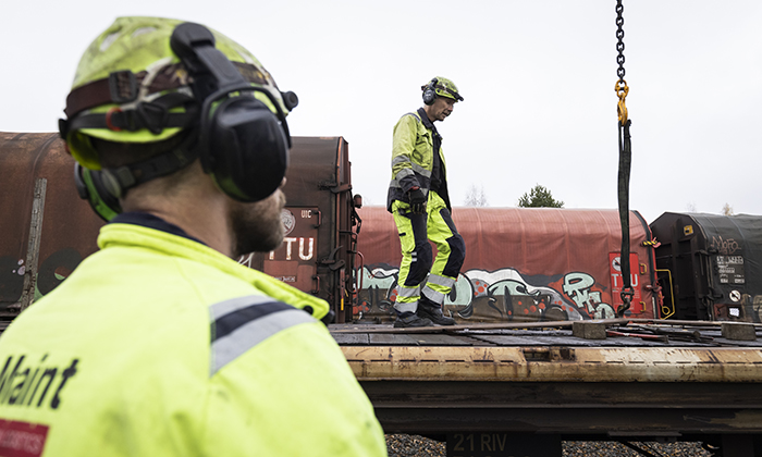 Genom att Swemaints mobila serviceteam kan reparera på plats på SSAB ledtiderna kortats och vagnparken kan nyttjas bättre. Foto: Henrik Hansson
